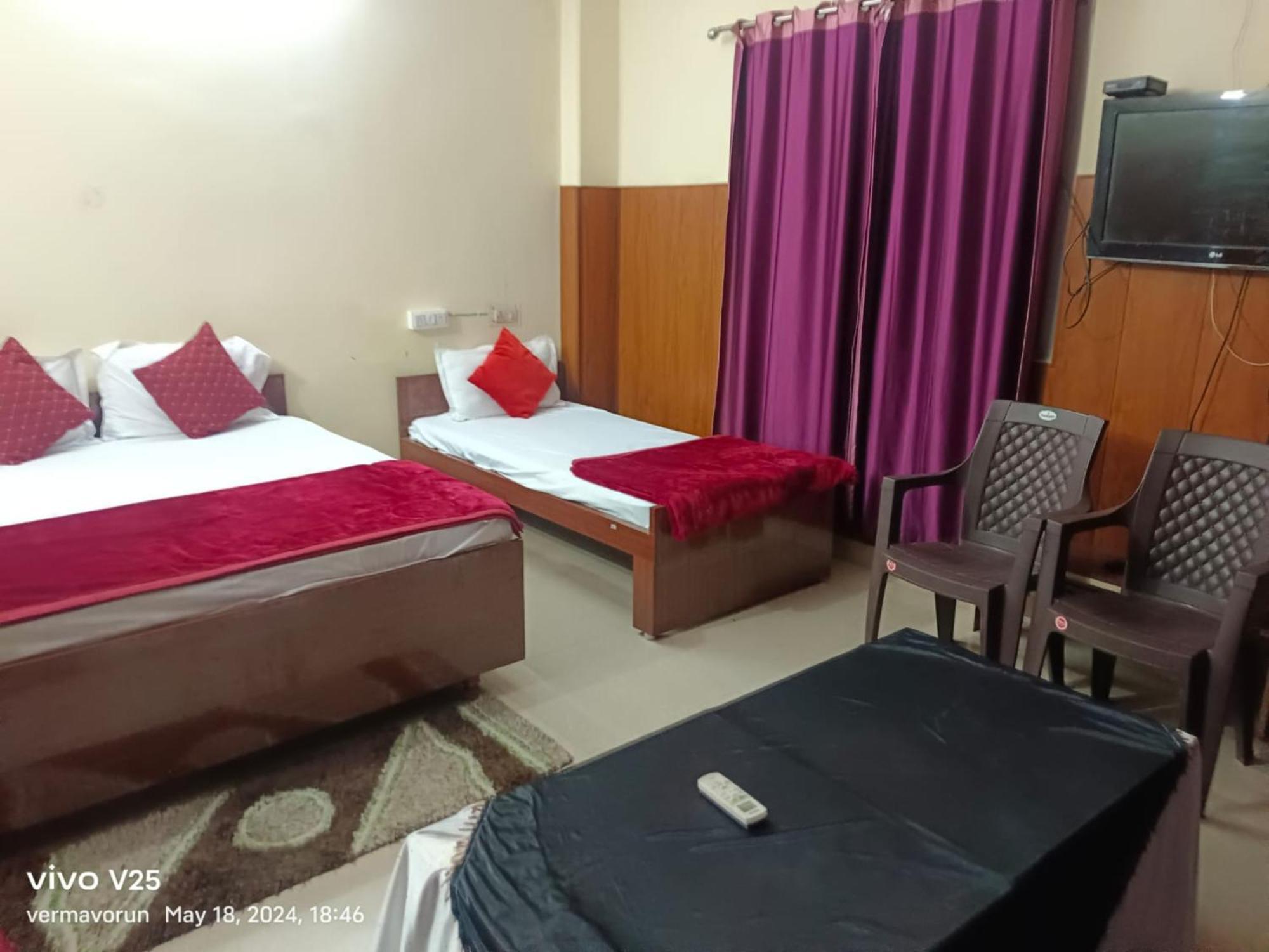 Goroomgo Varanasi Paradise Varanasi - Parking & Restaurant Available - Perfect Location And Comfortable Room Exterior photo
