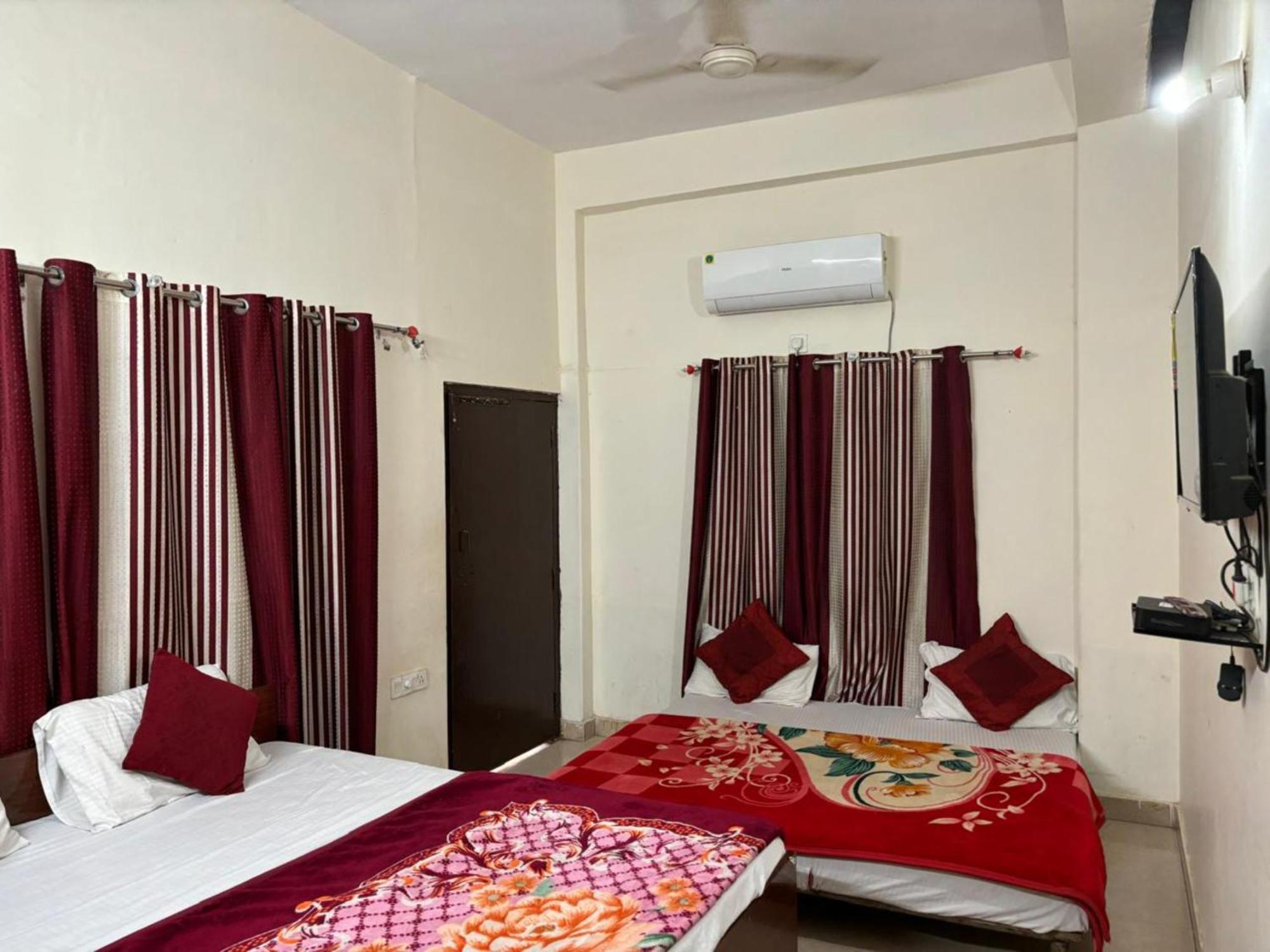 Goroomgo Varanasi Paradise Varanasi - Parking & Restaurant Available - Perfect Location And Comfortable Room Exterior photo