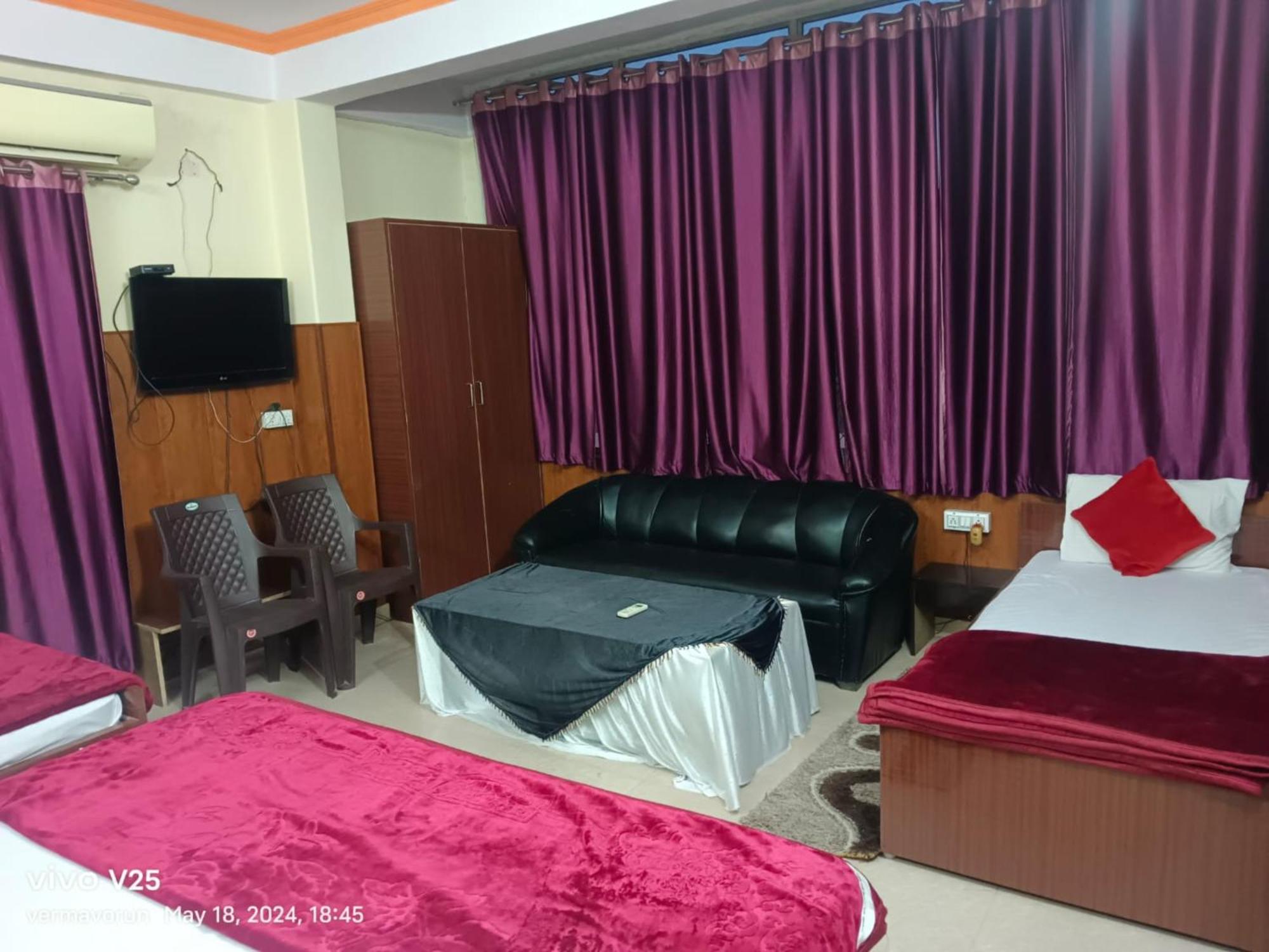 Goroomgo Varanasi Paradise Varanasi - Parking & Restaurant Available - Perfect Location And Comfortable Room Exterior photo